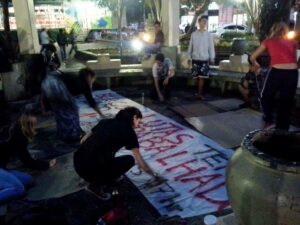 Manifestantes preparam cartazes em protesto na defesa do trabalhador. Foto: Tiéle Abreu