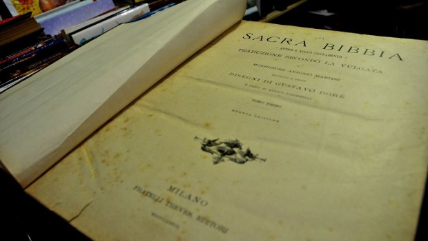 Entre as obras raras, destaque é uma Bíblia, edição de 1840, escrita em italiano. Foto: Camile Silva