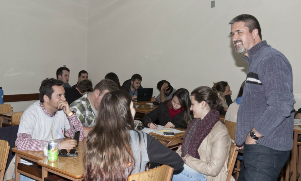 Sergio Truen e alunos na oficina de marketing político. 