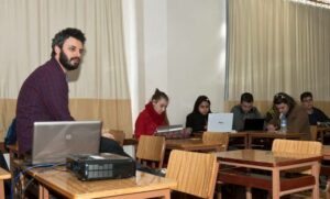 O jornalista Leonardo Foletto, explica o que é jornalismo hacker para os alunos, na tarde desta quarta-feira. Foto: Eveline Grunspan, Lab. Fotografia e Memória