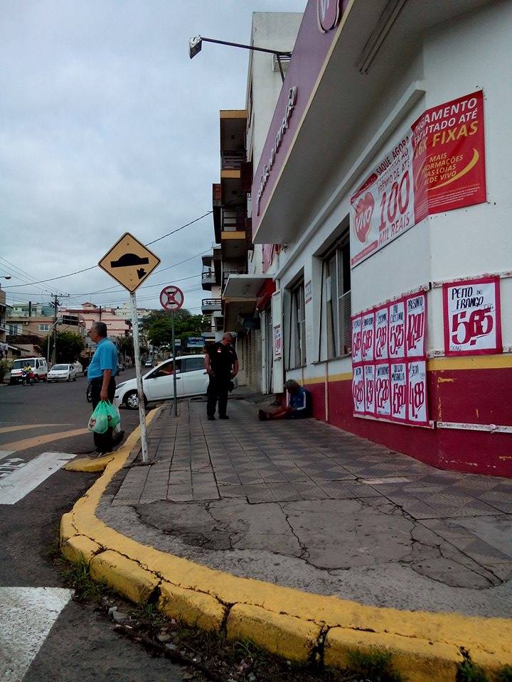 O morador de rua José Carlos, em frente a um supermercado da cidade, esperando doações