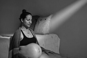 Informação, preparação e apoio são essenciais para a realização do parto humanizado. Foto: Carla Raiter (http://carlaraiter.com/fotografia-de-parto)