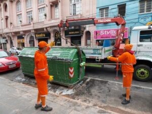 Motoristas reclamam que a manutenção e recolhimento de lixo em horários de grande movimento, atrapalham o trânsito. Foto: João Alves/Prefeitura SM
