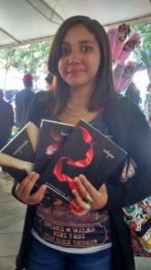 Maysa comprou os três livros da saga escrita por Stephenie Meyer (Foto: Helena Moura)