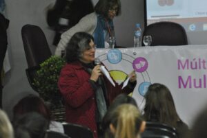 A mediação da mesa temática ficou por conta da doutora Angela Paiva Dionísio da UFPE. Fotos: Júlia Trombini, Lab. Fotografia e Memória.