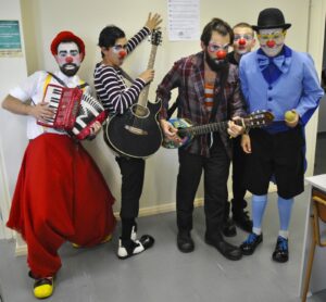 O Grupo Clowns Crew passeou por alguns laboratórios da Unifra. Foto. Roger  Haeffner. Laboratório de Fotografia e Memória.  