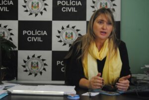 Débora Dias fala sobre a importância de registrar qualquer crime contra o corpo da mulher (foto por: Diego Garlet/Laboratório de Fotografia e Memória)