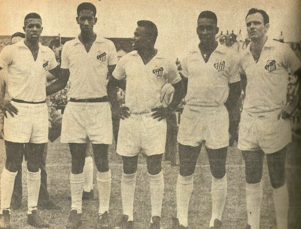Mengálvio (o 2º da esquerda para a direita) também foi bicampeão mundial com o Santos em 1962 e 1963. Foto: Museu dos Esportes.
