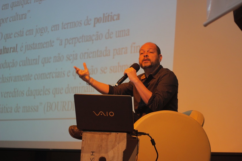 Alexandre Barbalho durante o Colóquio Comunicação e Cultura, organizado pela TV OVO. Foto:  Julia Trombini. Lab. Fotografia e Memória.