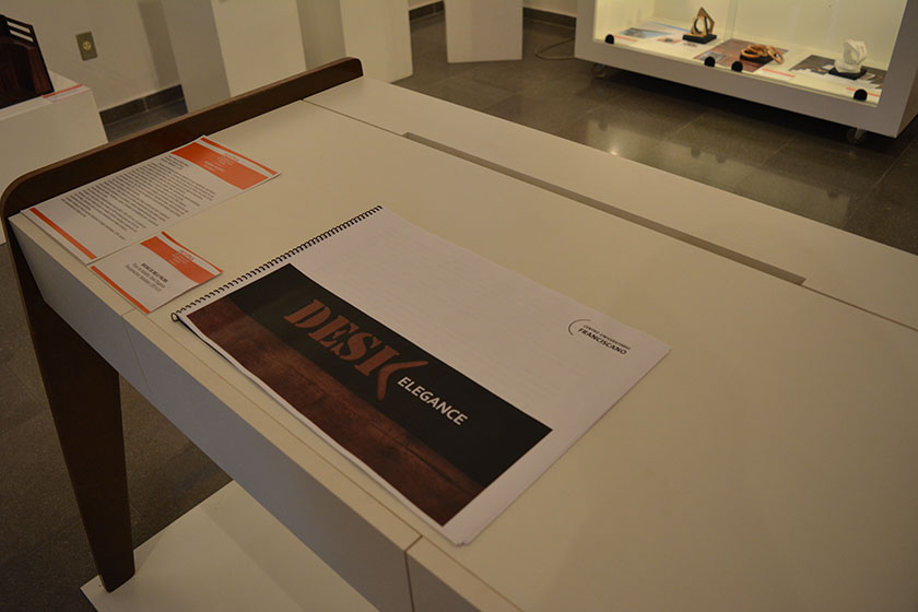 A mesa projetada por Bruna Palma dá um aspecto de leveza ao ambiente. Foto: Bibiana Campos/Laboratório de Fotografia e Memória
