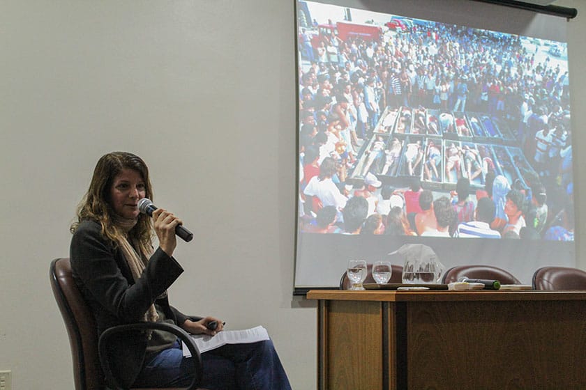 Márcia Foletto, repórter fotográfica do Jornal O Globo ministrando a palestra Desafios e perspectivas no fotojornalismo no 14° Fórum de Comunicação na UFN.